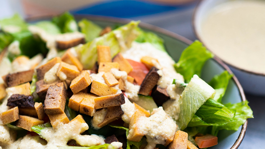 Veganer Caesar Salat mit Räuchertofu Crisps