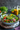 Gemischter Salat mit verschiedenen bunten Gemüsesorten, darunter Tomaten, Gurken, Paprika und Blattsalate