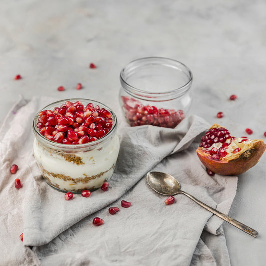 Veganes Cheesecake Dessert mit Granatapfel