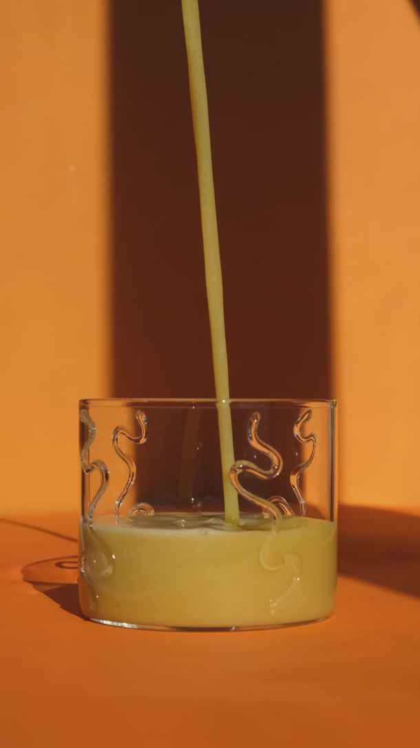 Happy Gut wird in ein Glas gegossen – das Glas füllt sich langsam.