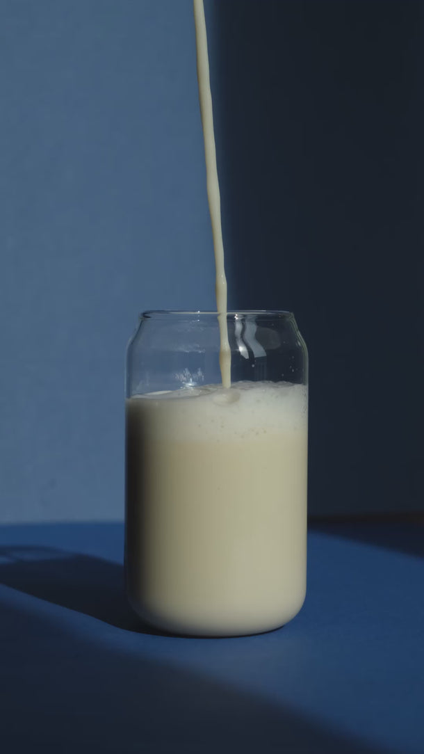 Calcium Oat Base wird in ein Glas gegossen – das Glas füllt sich langsam.