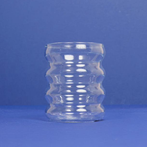 Ein Glas, das sich nacheinander mit Zutaten füllt und in einen fertigen Kakaodrink verwandelt.