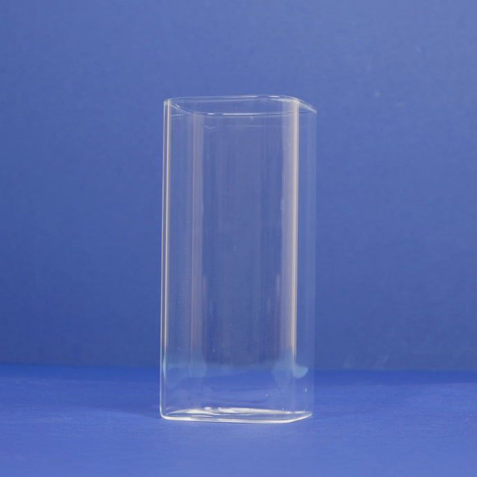 Ein Glas, das sich nacheinander mit Zutaten füllt und sich in einen fertigen Haferdrink verwandelt