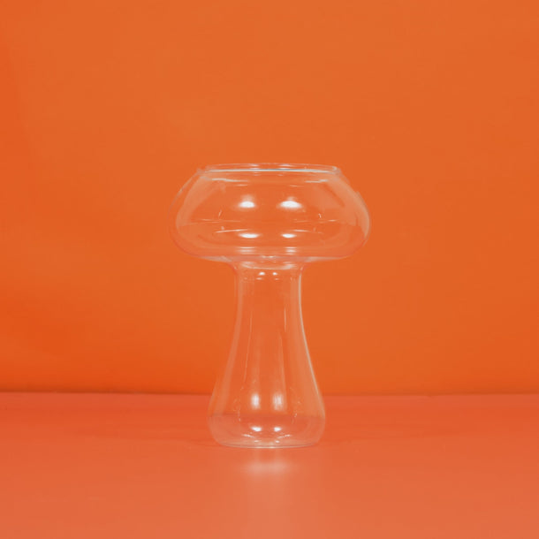 Ein Glas, das sich nacheinander mit Zutaten füllt und in einen fertigen Chagaccino verwandelt.