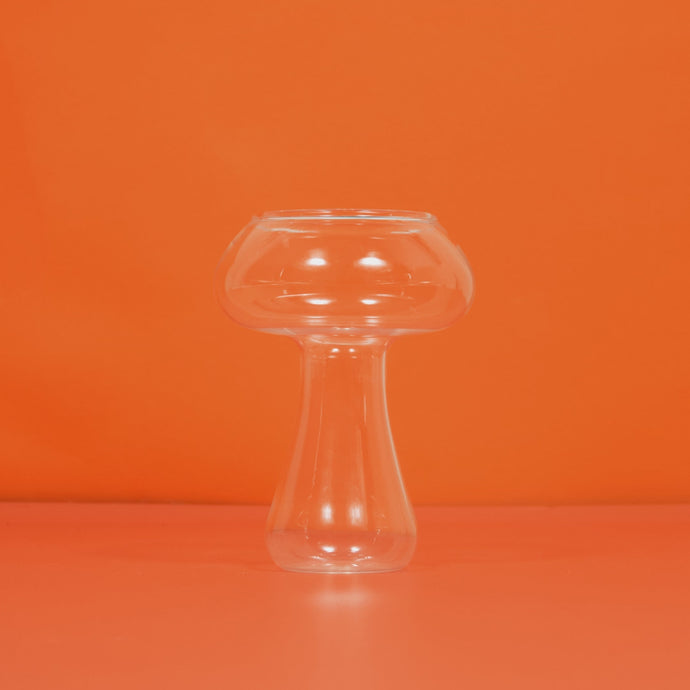 Ein Glas, das sich nacheinander mit Zutaten füllt und sich in einen fertigen Chagaccino verwandelt.
