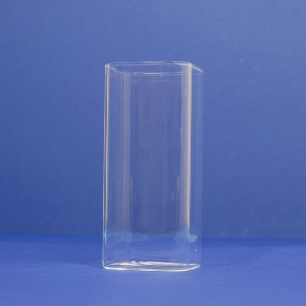 Ein Glas, das sich nacheinander mit Zutaten füllt und in einen fertigen Haferdrink verwandelt.