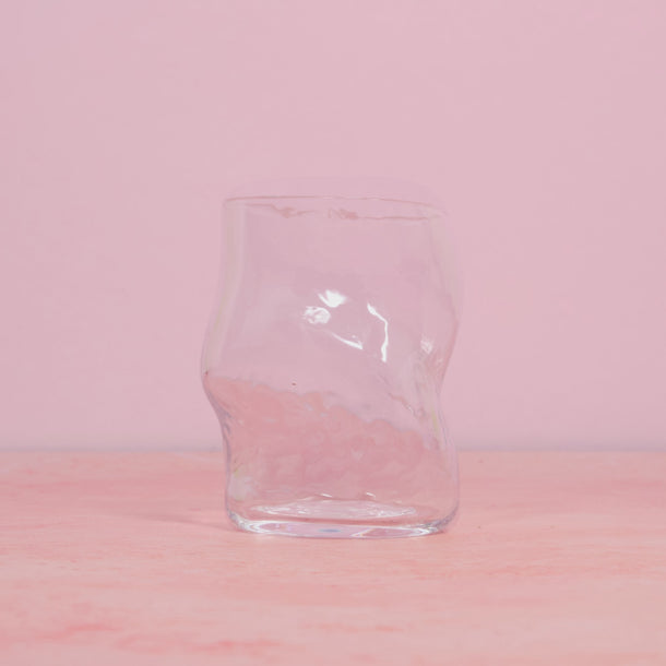 Ein Glas, das sich nacheinander mit Zutaten füllt und in einen fertigen Cappuccino verwandelt.