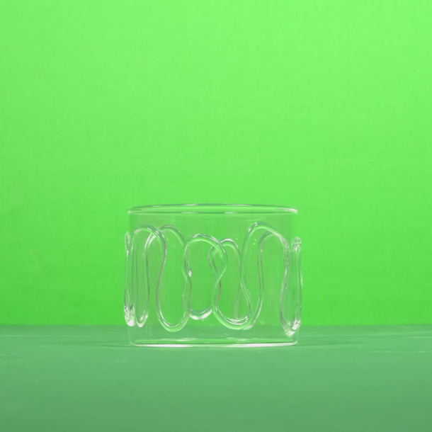 Ein Glas, das sich nacheinander mit Zutaten füllt und in einen fertigen Supreme Greens verwandelt.