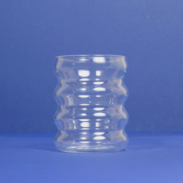 Ein Glas, das sich nacheinander mit Zutaten füllt und in einen fertigen Vanille Drink verwandelt.
