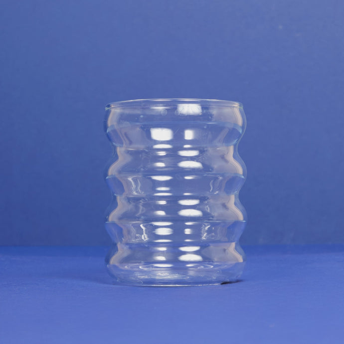 Ein Glas, das sich nacheinander mit Zutaten füllt und sich in einen fertigen Kakadrink verwandelt.