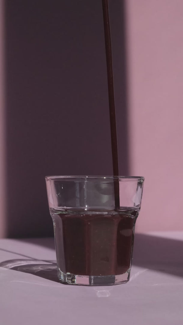 Ever Shot wird in ein Glas gegossen – das Glas füllt sich langsam.