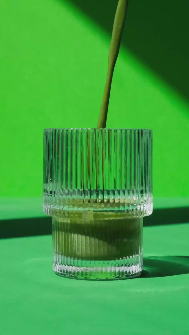 Supreme Greens wird in ein Glas gegossen – das Glas füllt sich langsam.