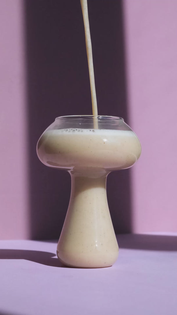 Chai Oat Latte wird in ein Glas gegossen – das Glas füllt sich langsam.