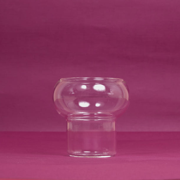 Ein Glas, das sich nacheinander mit Zutaten füllt und in einen fertigen Ever Shot verwandelt.