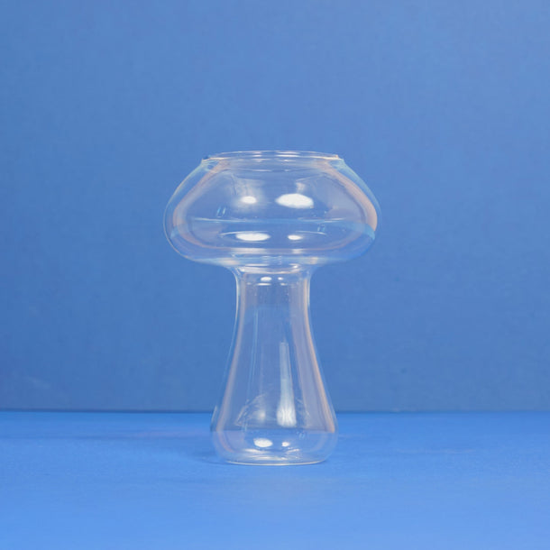 Ein Glas, das sich nacheinander mit Zutaten füllt und sich in einen fertigen Matcha Oat Latte verwandelt