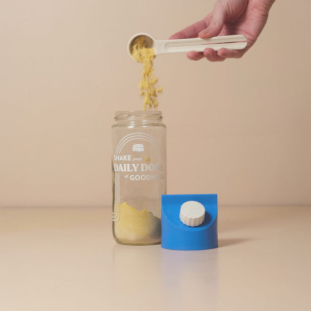 Die Zubereitung des Haferdrinkpulvers wird gezeigt: Pulver einfüllen, mit Wasser auffüllen und schütteln.
